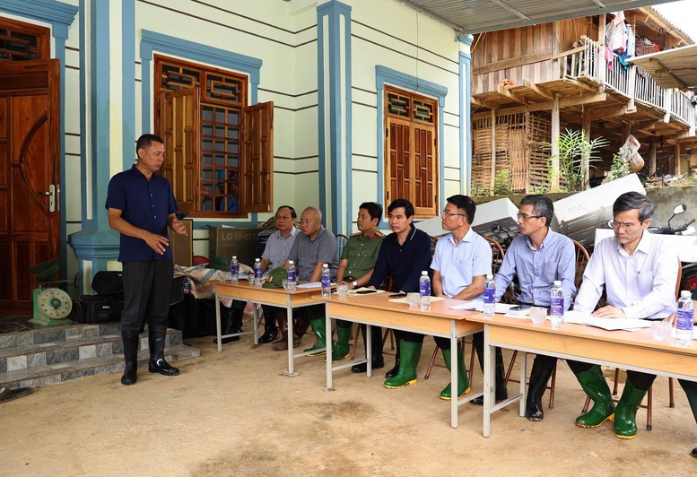 View - 	Phó Thủ tướng Lê Thành Long kiểm tra mưa lũ ở Sơn La