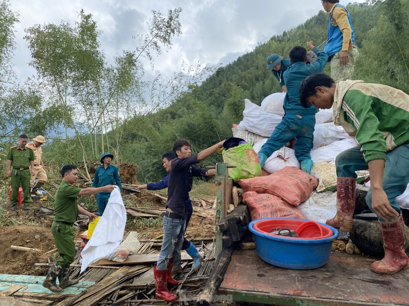 Nan nhan vu sat lo o Cao Bang: 'Chau mat, nha sap...'