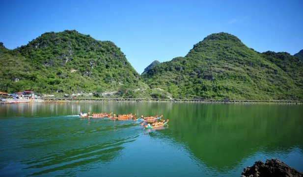 Ho nuoc 'boc hoi' bi an sau tieng dong lon trong dem-Hinh-5