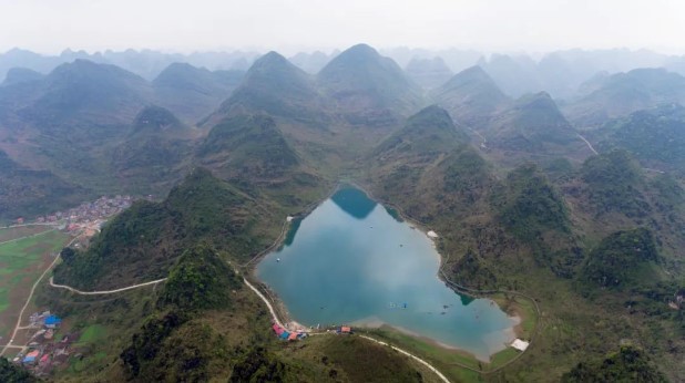 Ho nuoc 'boc hoi' bi an sau tieng dong lon trong dem