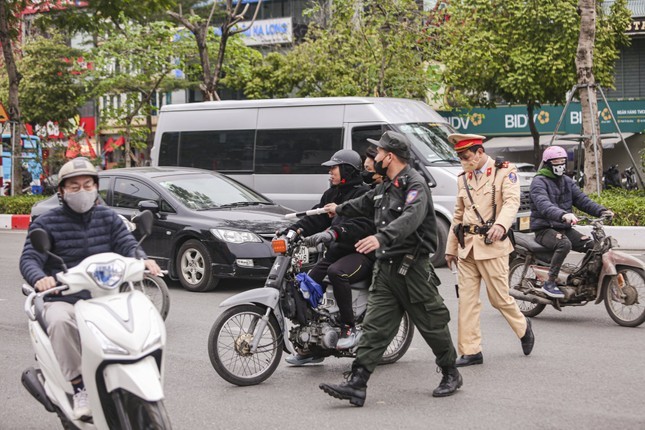 Nguoi vi pham nong do con 'het cua' giau giem noi cong tac-Hinh-6