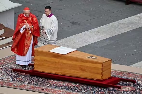 Vì sao thi hài Giáo hoàng được đặt trong 3 lớp quan tài? - Hình 4 Vi sao thi hai Giao hoang duoc dat trong 3 lop quan tai?-Hinh-4