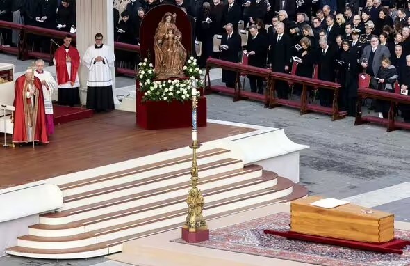 Vì sao thi hài Giáo hoàng được đặt trong 3 lớp quan tài? - Hình 5 Vi sao thi hai Giao hoang duoc dat trong 3 lop quan tai?-Hinh-5