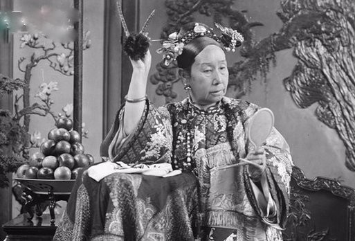 Bi an ben trong bao vat cua Tu Hi Thai hau bi 