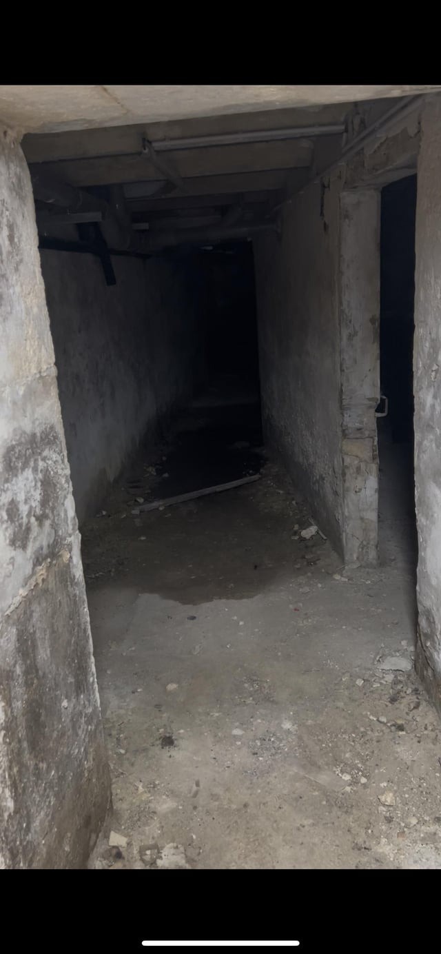 Vô tình tìm thấy đường hầm bí mật, chủ nhà nhận 'bão' cảnh báo - Hình 3 Vo tinh tim thay duong ham bi mat, chu nha nhan 'bao' canh bao-Hinh-3