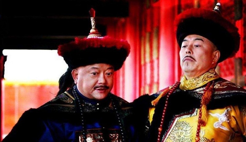 Hòa Thân 3 tuổi mất mẹ, nghèo túng, gặp Càn Long bỗng đổi đời - Hình 2 Hoa Than 3 tuoi mat me, ngheo tung, gap Can Long bong doi doi-Hinh-2
