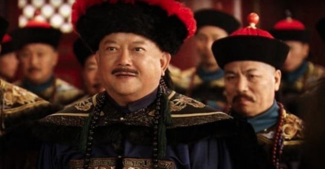 Hòa Thân 3 tuổi mất mẹ, nghèo túng, gặp Càn Long bỗng đổi đời - Hình 3 Hoa Than 3 tuoi mat me, ngheo tung, gap Can Long bong doi doi-Hinh-3