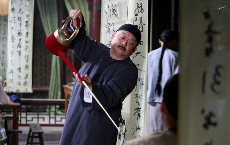 Hòa Thân 3 tuổi mất mẹ, nghèo túng, gặp Càn Long bỗng đổi đời Hoa Than 3 tuoi mat me, ngheo tung, gap Can Long bong doi doi