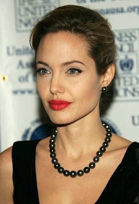 Loat trang suc, phu kien gia khung cua Angela Jolie-Hinh-6
