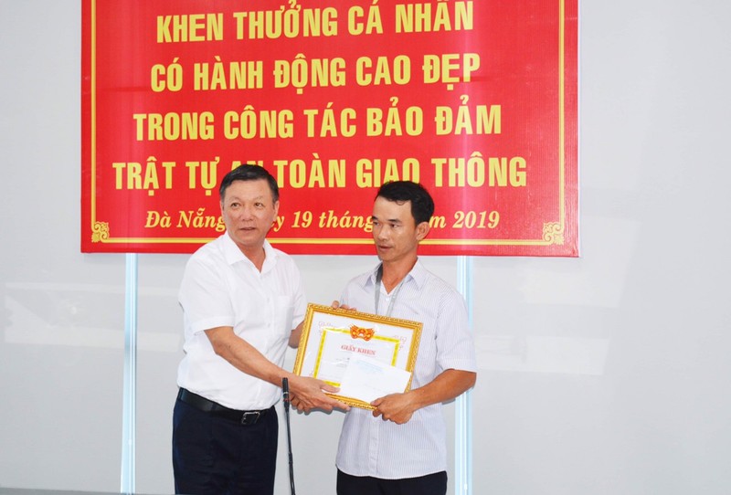 Nguoi dan ong duc cuc be tong khong lo tren duong quoc lo duoc khen thuong