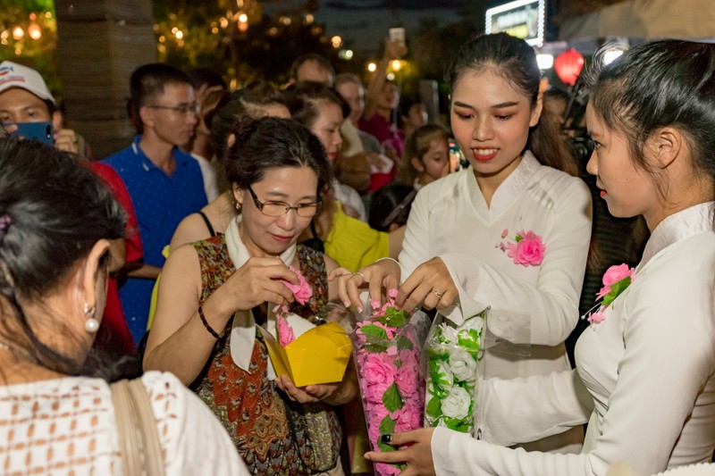 Dem Vu Lan bao hieu: Du khach xuc dong khi duoc cai bong hong len nguc-Hinh-3