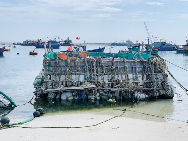 View - 	Bè hút cát tái chiếm vũng neo đậu tàu thuyền Lý Sơn