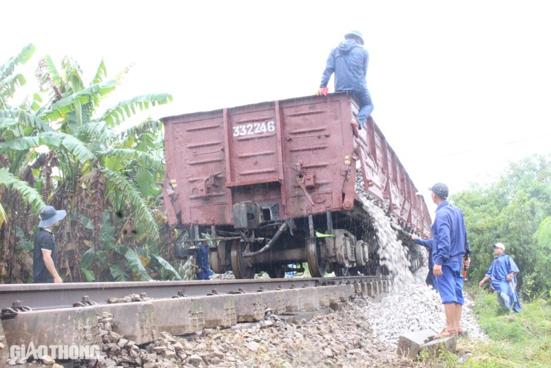 Sat lo duong sat o Quang Tri, 150 cong nhan dam mua khac phuc-Hinh-10