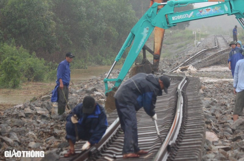 Sat lo duong sat o Quang Tri, 150 cong nhan dam mua khac phuc-Hinh-11