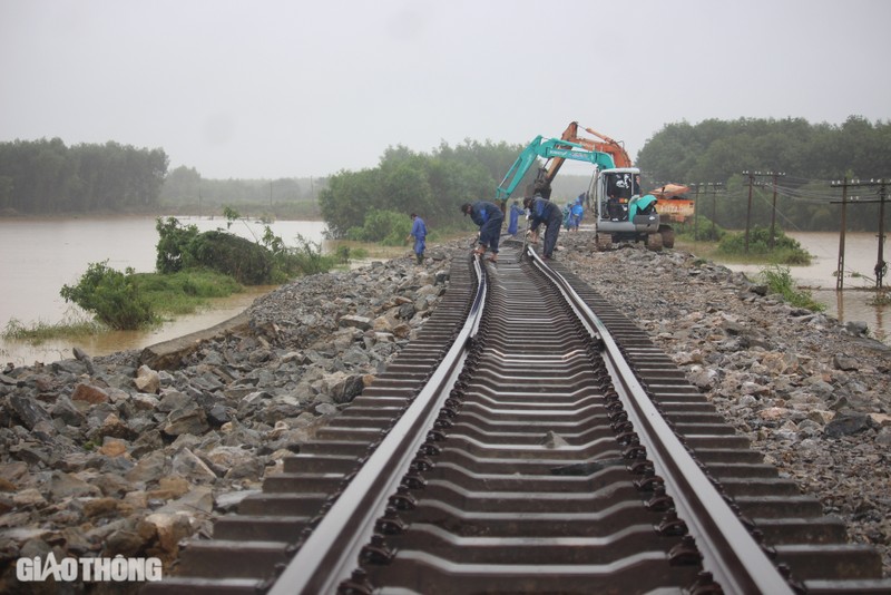 Sat lo duong sat o Quang Tri, 150 cong nhan dam mua khac phuc-Hinh-13