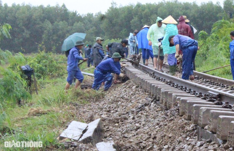 Sat lo duong sat o Quang Tri, 150 cong nhan dam mua khac phuc-Hinh-3