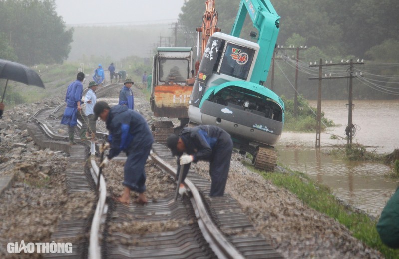 Sat lo duong sat o Quang Tri, 150 cong nhan dam mua khac phuc-Hinh-5