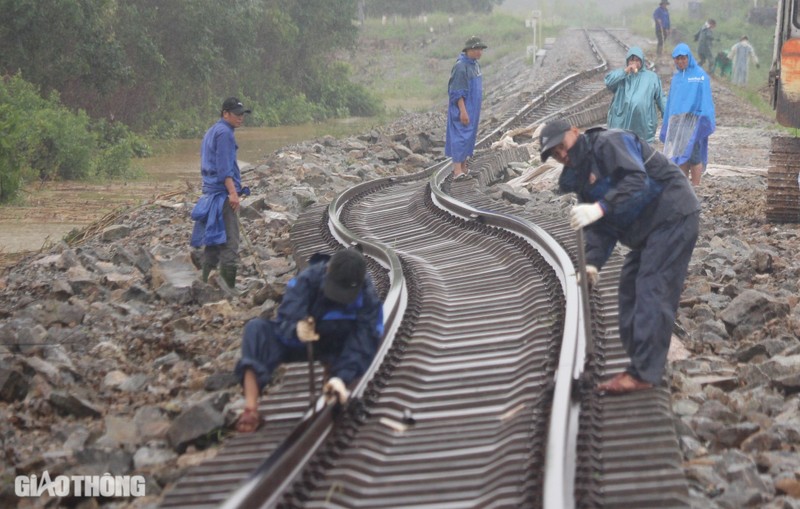 Sat lo duong sat o Quang Tri, 150 cong nhan dam mua khac phuc-Hinh-7