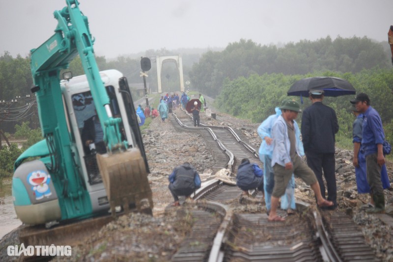 Sat lo duong sat o Quang Tri, 150 cong nhan dam mua khac phuc-Hinh-8