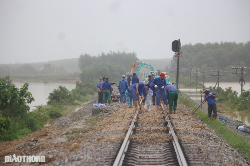 Sat lo duong sat o Quang Tri, 150 cong nhan dam mua khac phuc-Hinh-9