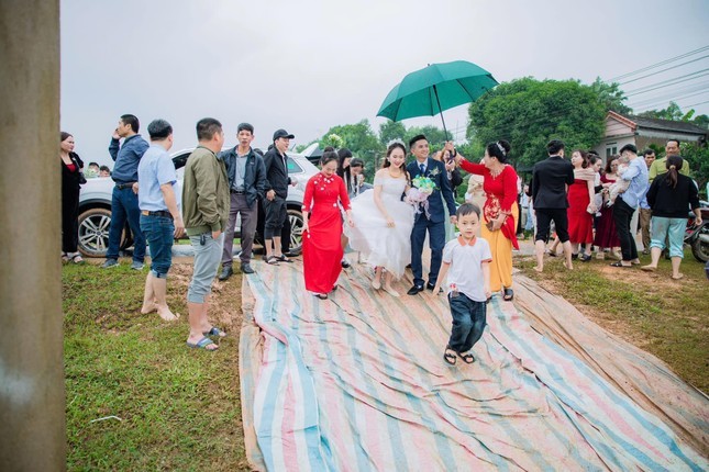 Co dau chu re bi bom loi nuoc lam dam cuoi trong nuoc lu