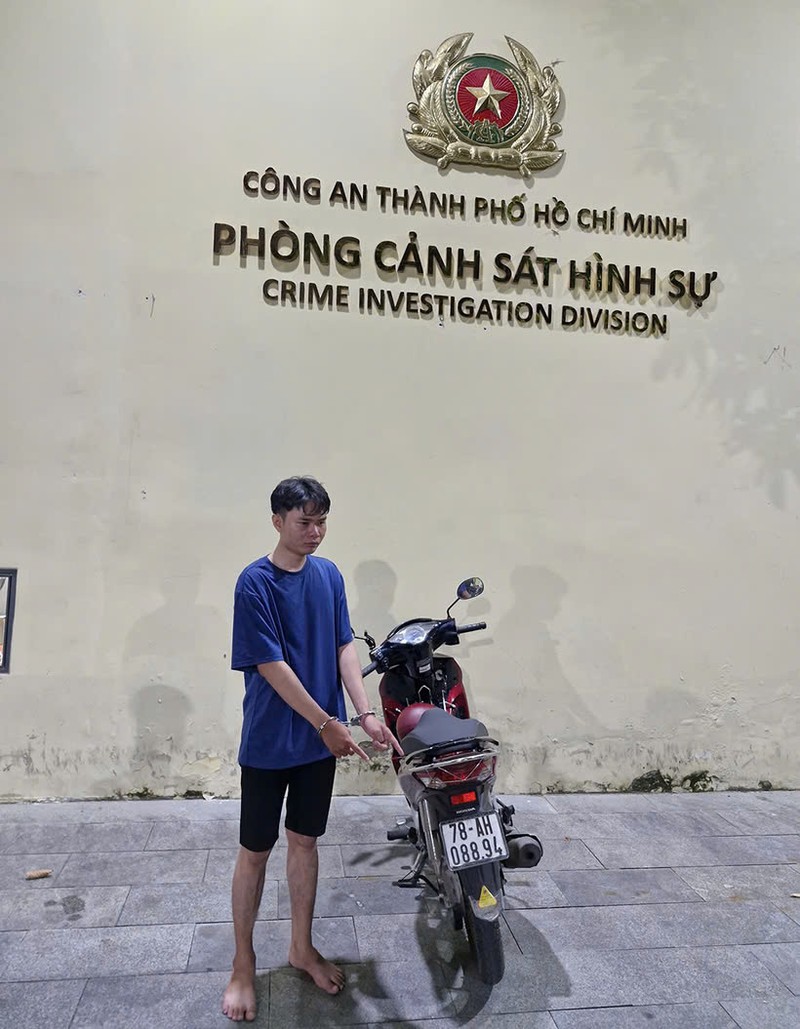 Nam sinh nam 4 no nan, cam dao cuop FPT Shop-Hinh-3