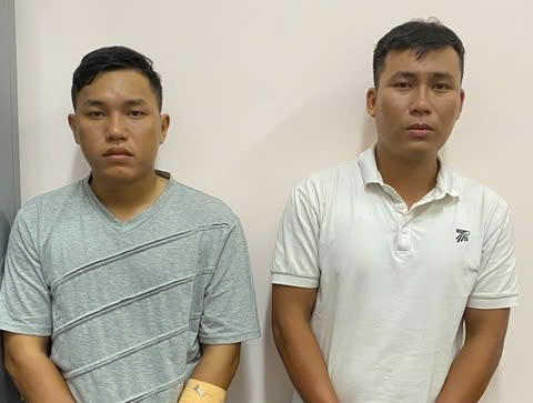 Hai anh em ruột rủ nhau dùng búa đi cướp tiệm vàng Hai anh em ruot ru nhau dung bua di cuop tiem vang