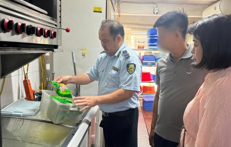 Lòng se điếu dài 40m: Chủ quán chưa chứng minh nguồn gốc bộ lòng Long se dieu dai 40m: Chu quan chua chung minh nguon goc bo long