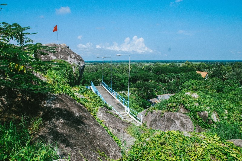 Ben trong me cung hang Tuc Dup cua cao nguyen da mien Tay