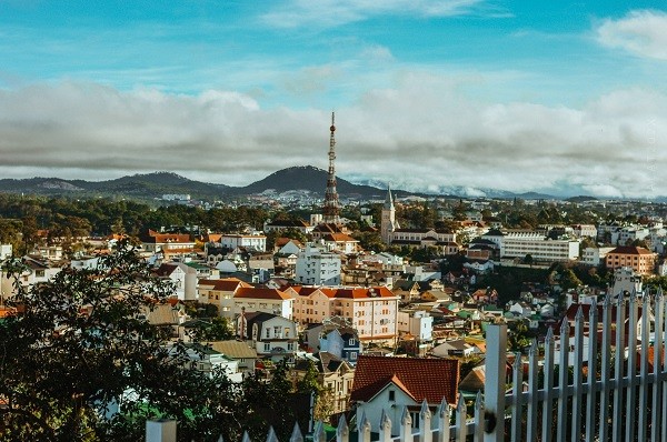 Da Lat binh yen qua nhung con duong pho nui