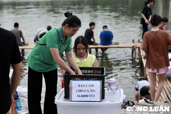 Gioi tre Ha Noi thich thu voi hang nghin chu ca Koi Ho Tay-Hinh-9