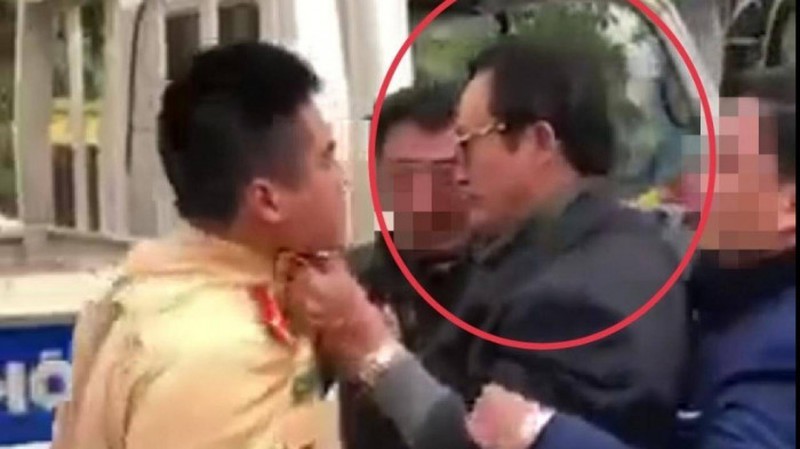 Chi cuc truong Dan so Tuyen Quang tum co CSGT: Sao chua ky luat?