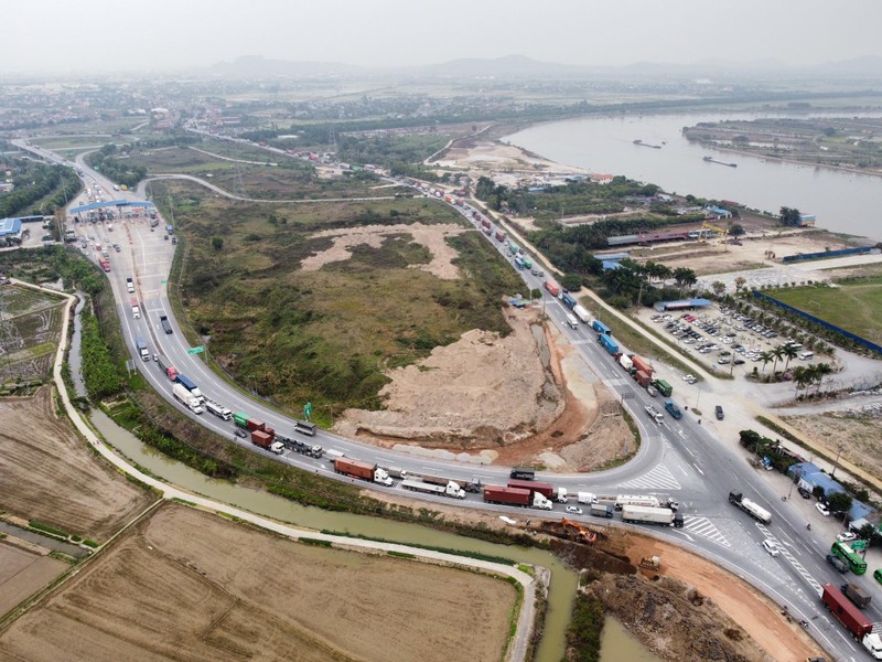 O to un u dai hang cay so tren cao toc ve Hai Phong-Hinh-3