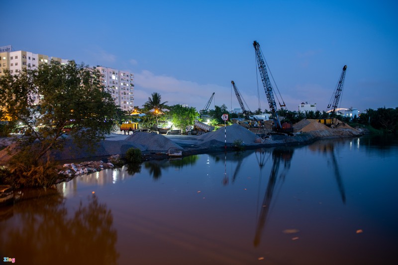 Hai ben thuy hoat dong khong phep ngay canh UBND quan-Hinh-12