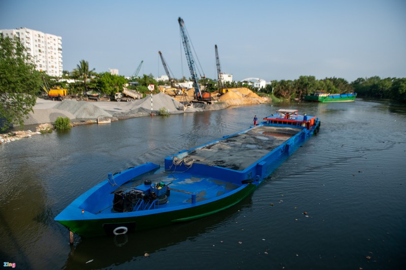 Hai ben thuy hoat dong khong phep ngay canh UBND quan-Hinh-2