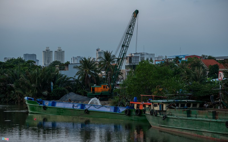 Hai ben thuy hoat dong khong phep ngay canh UBND quan-Hinh-3