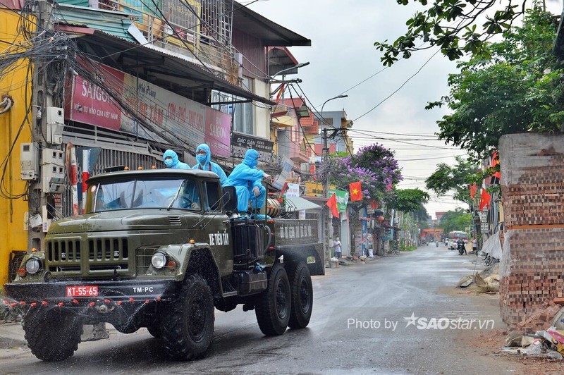 Anh: Xe dac chung phun khu khuan khu vuc phong toa tai Thuong Tin-Hinh-10