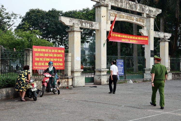 Ha Noi: Nguoi dan bat chap lenh cam, treo rao vao cong vien tap the duc-Hinh-7