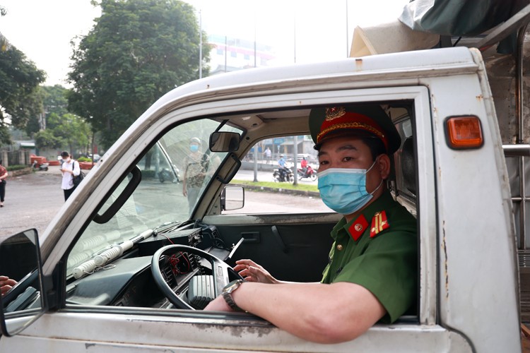 Ha Noi: Nguoi dan bat chap lenh cam, treo rao vao cong vien tap the duc-Hinh-8