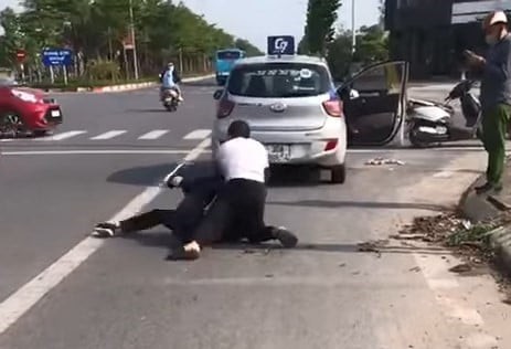 Vu cuop dam tai xe taxi: Xac minh nguoi mac do cong an dung goi dien thoai-Hinh-2