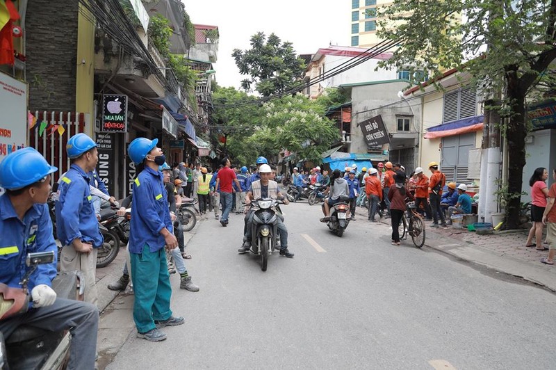 Trung Quoc dong dat, nha cao tang Ha Noi rung lac