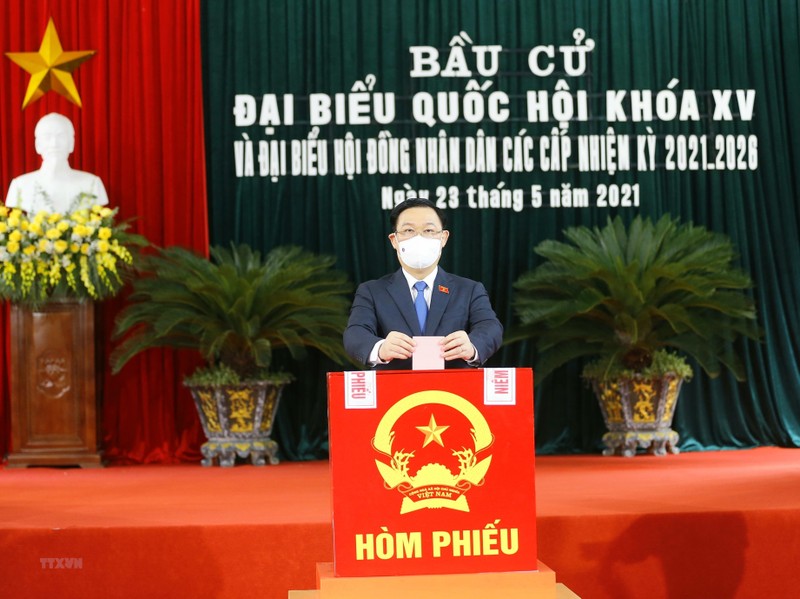 Tong Bi thu va cac lanh dao cap cao bo phieu bau DBQH khoa XV va HDND cac cap-Hinh-9