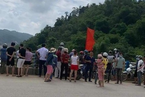 De lai dep va kinh, nguoi phu nu nhay cau tu tu o Lao Cai