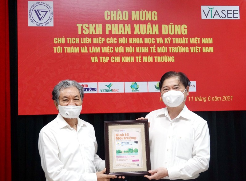 TSKH Phan Xuan Dung lam viec voi TW Hoi Kinh te Moi truong Viet Nam-Hinh-2