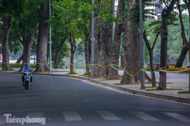 Ha Noi thoi “giang day”, duong pho vang bong nguoi