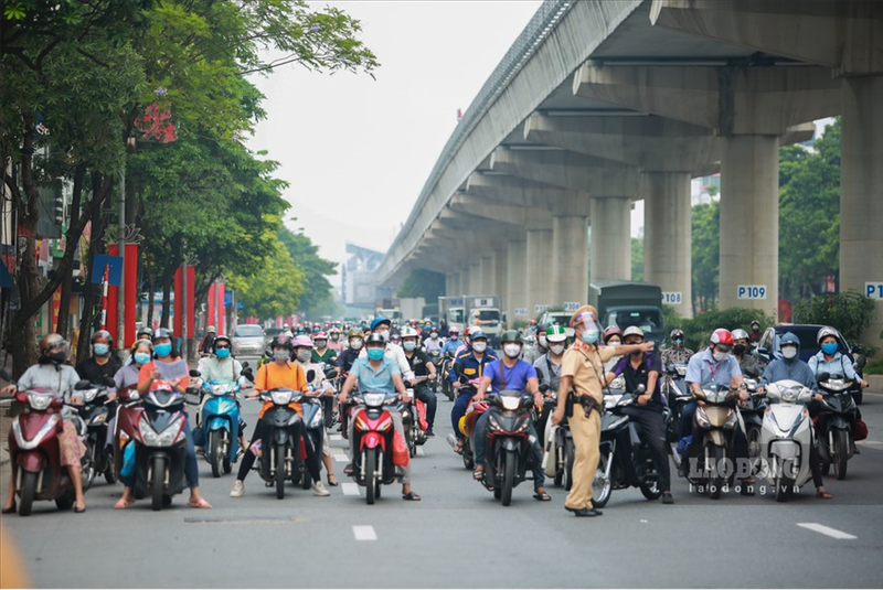 Ha Noi: Nguoi ra duong van dong, hau het dung giay di duong cu-Hinh-11