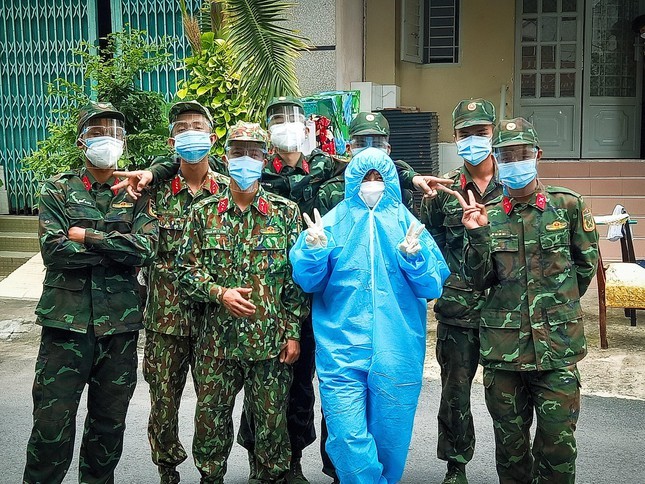 Bi ket lai TP HCM, co gai tham gia chong dich va tro tai lam banh-Hinh-4