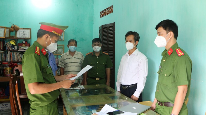 Bat giam doc va nguyen giam doc Trung tam GDTX tinh Binh Phuoc