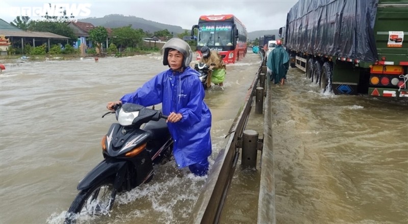 Canh sat giao thong dam minh trong mua lu don nguoi dan ve que-Hinh-3