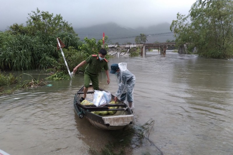 Canh sat giao thong dam minh trong mua lu don nguoi dan ve que-Hinh-6